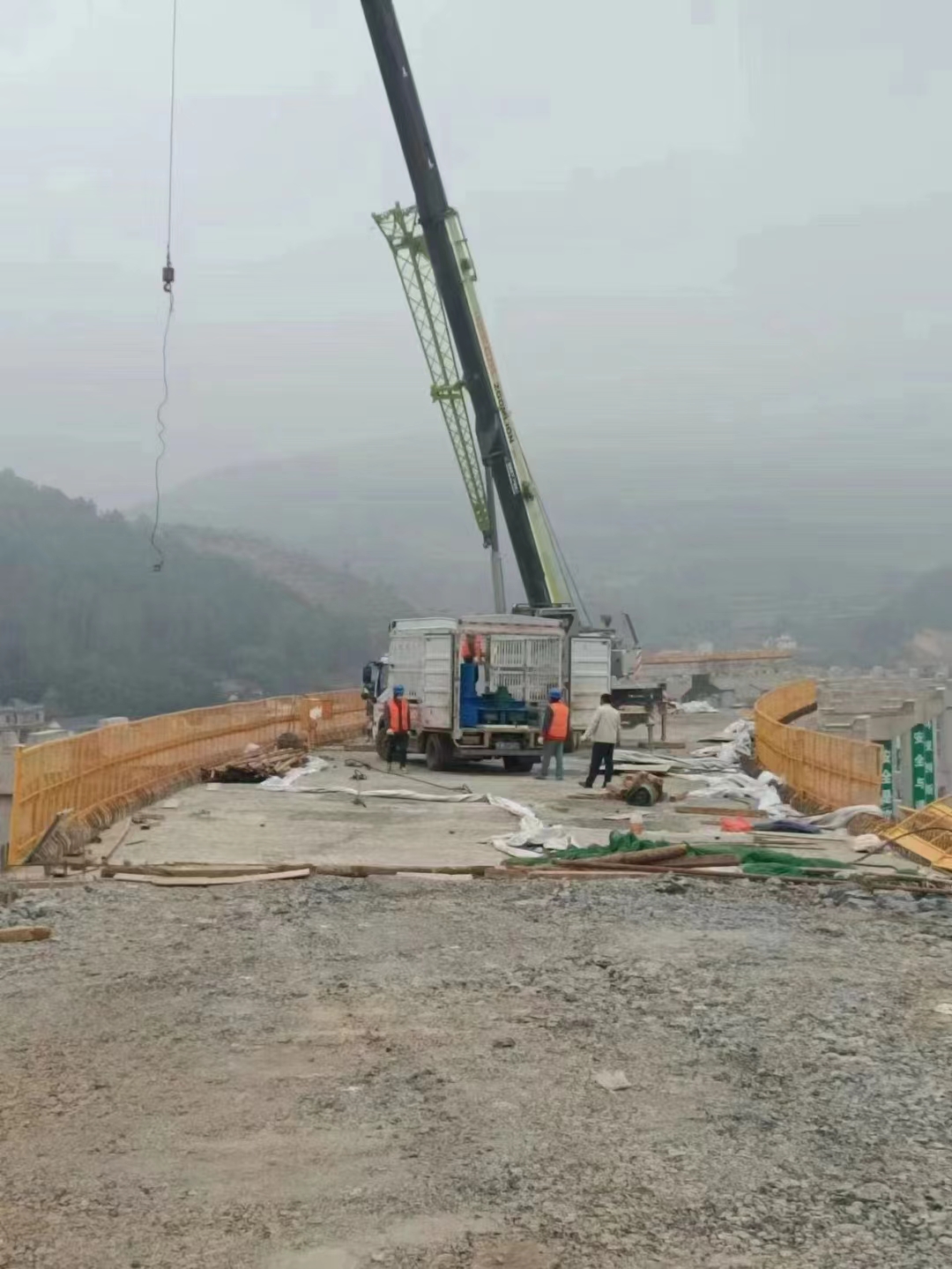 云南交投總承建，會澤到巧家高速公路一標，40/200自平衡架橋機，在匝道開始拼裝，匝道總寬度8米