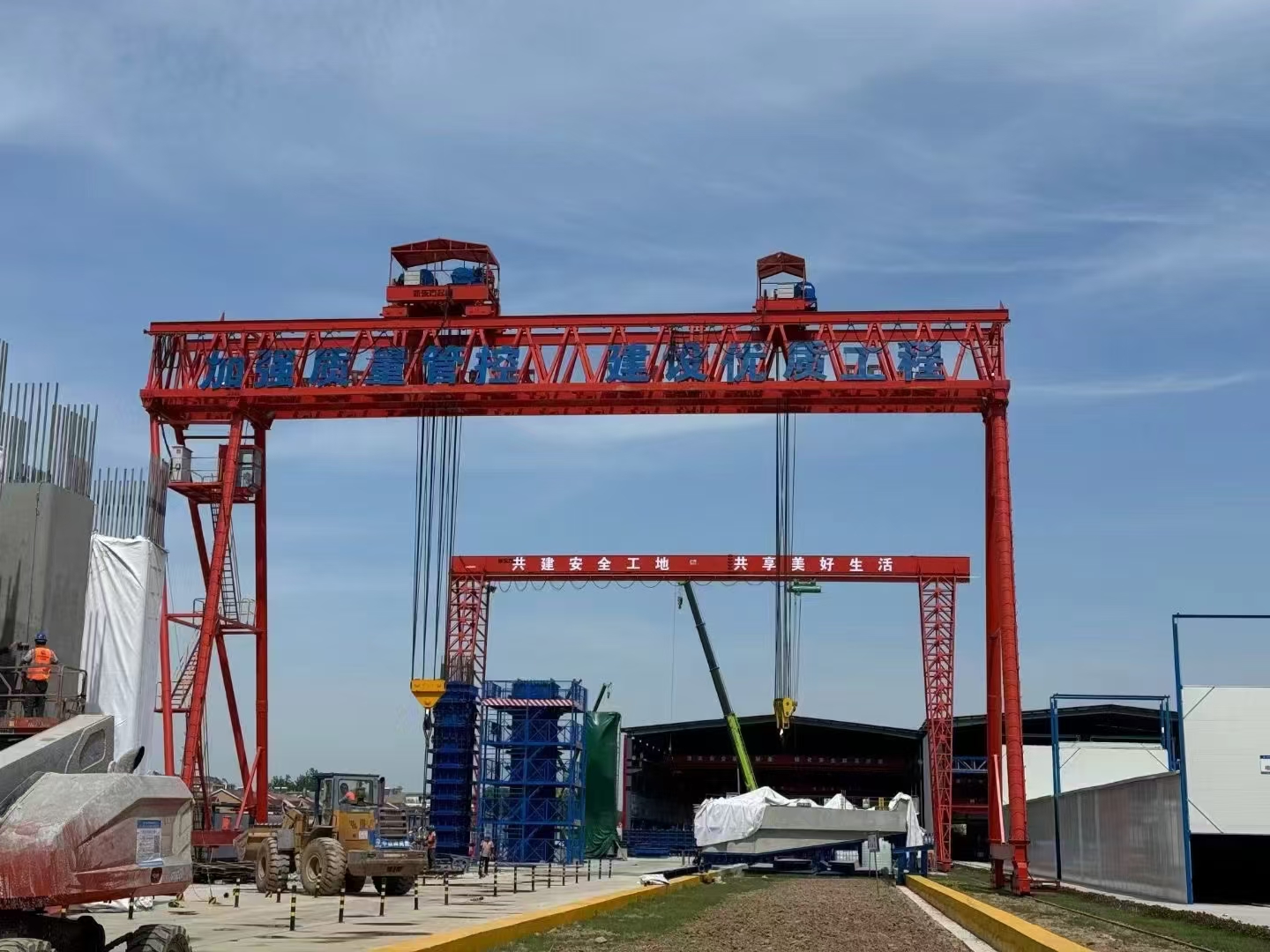 江蘇宿遷工地200+100提梁機，跨度30m高18m，吊墩柱使用，