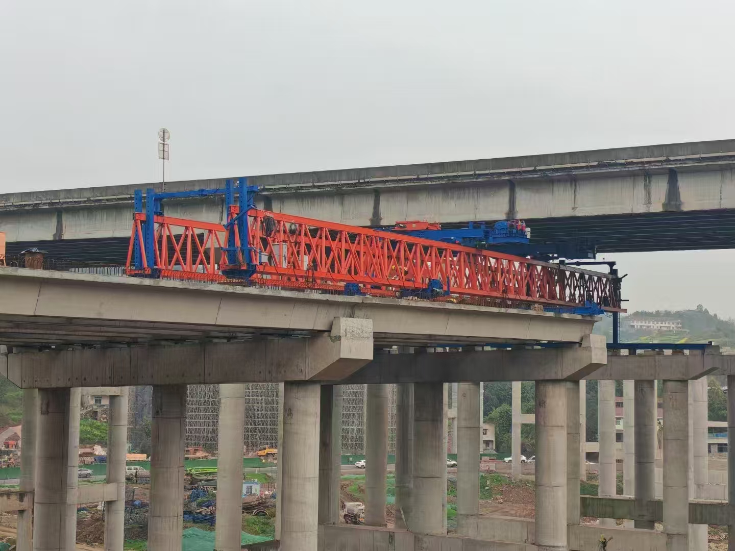 四川宜賓，四川路航元水互通項目新東方起重機集團40/200自平衡架橋機限高5.5米安裝調試完成